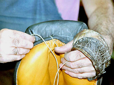 Stübben: final sewing on the saddle